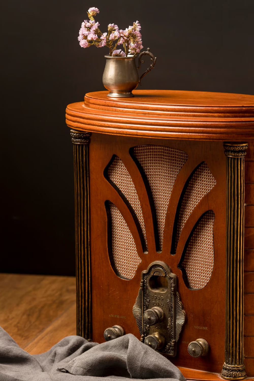 Luxury retro broadcast radio receiver